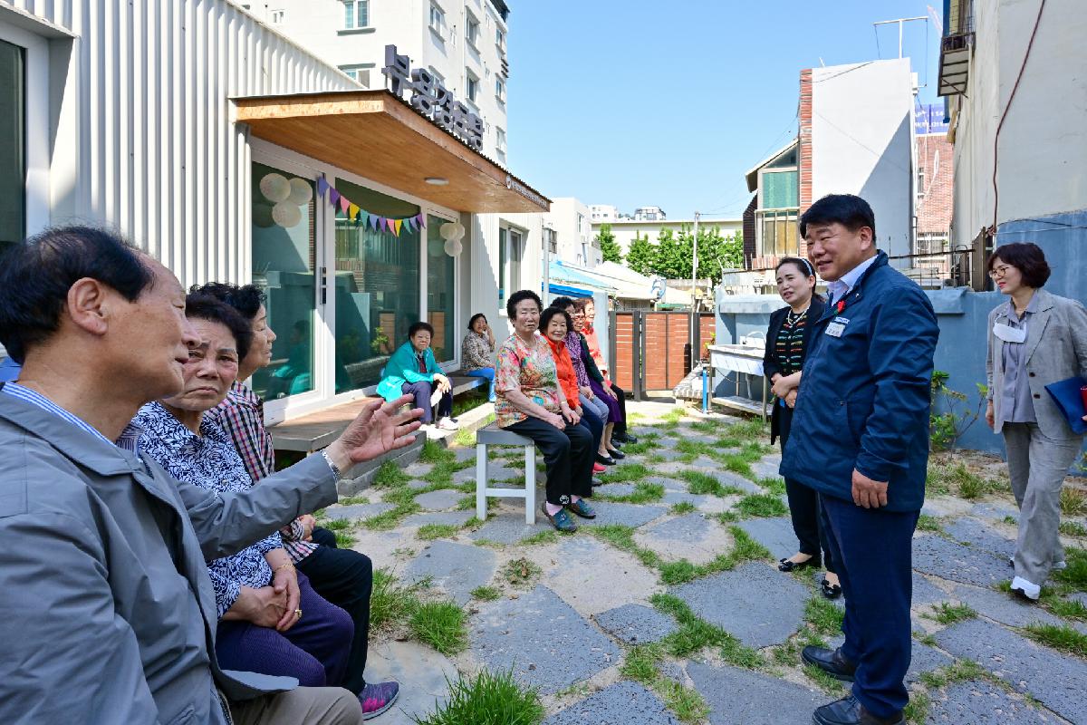 부용경로당 WHO 고령친화도시 인증 획득 기념사진